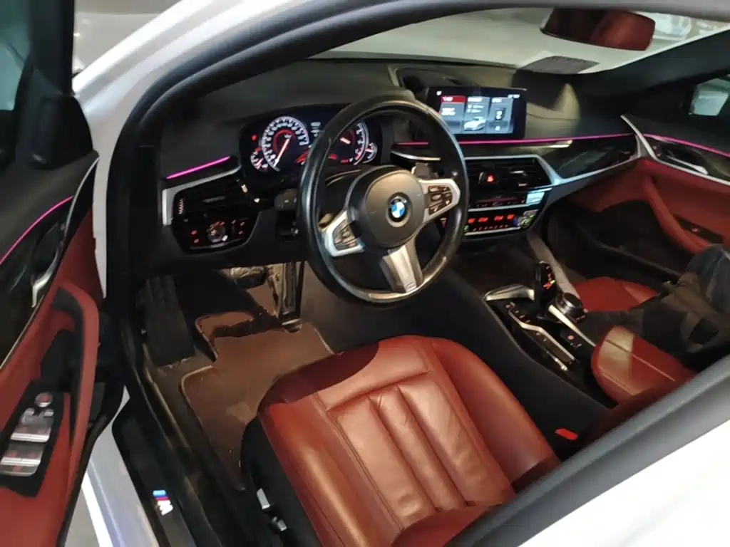 BMW 5 Series 2018 — фото 16