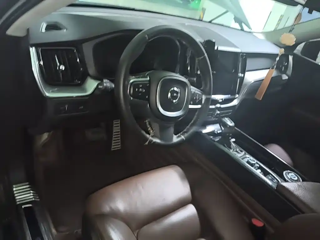Volvo XC60 2019 — фото 10