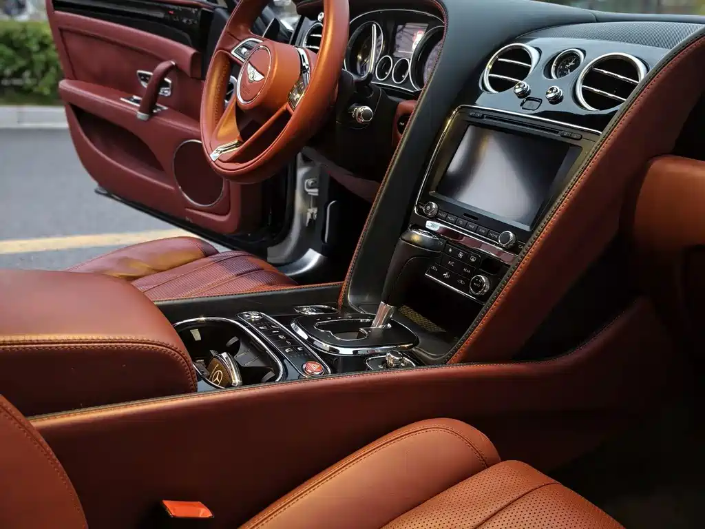 Bentley Flying Spur 2017 — фото 14