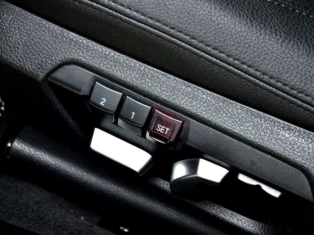 BMW 3 Series 2018 — фото 18