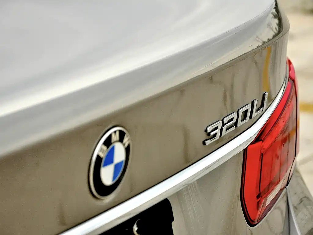 BMW 3 Series 2018 — фото 9
