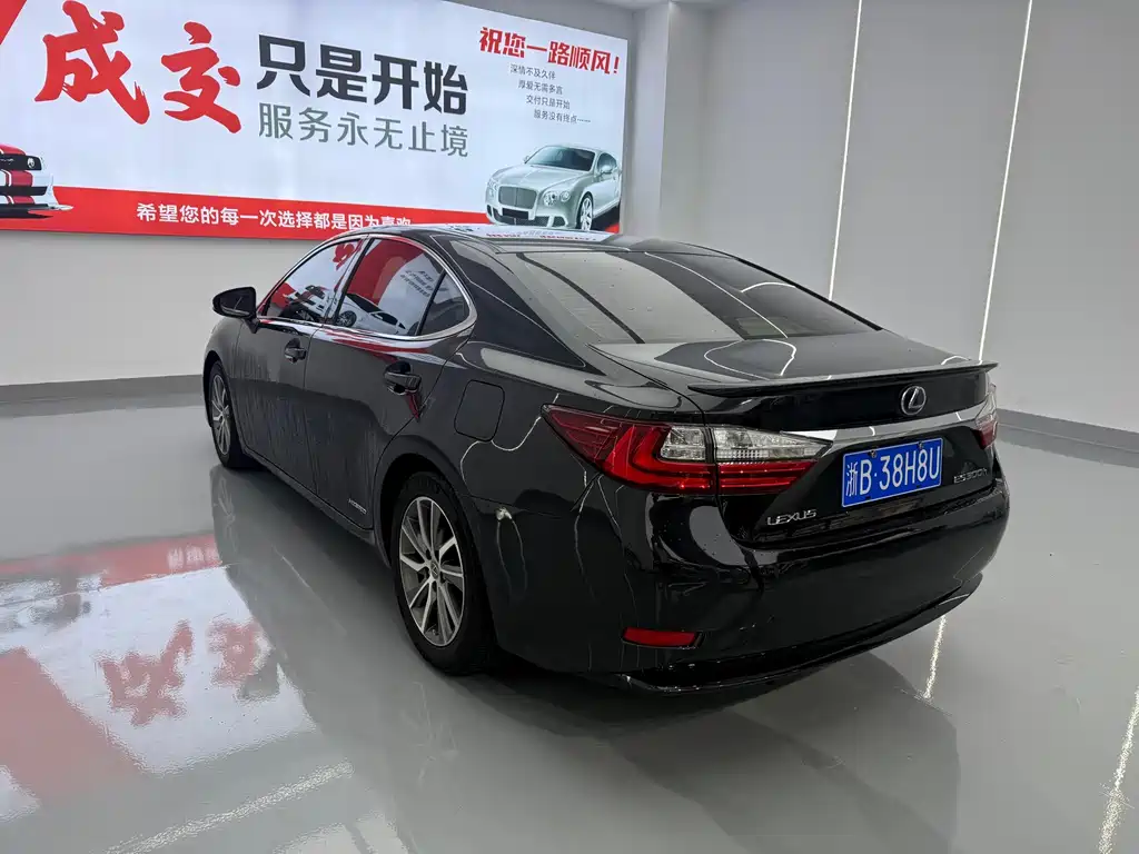 Lexus ES 2016 — фото 14