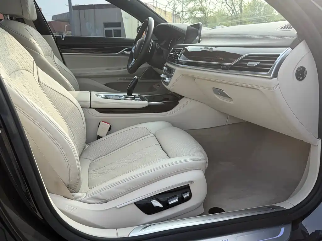 BMW 7 Series 2017 — фото 13