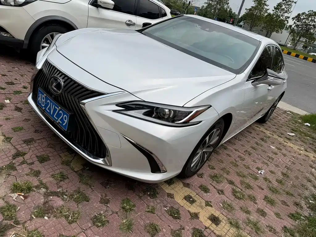 Lexus ES 2019