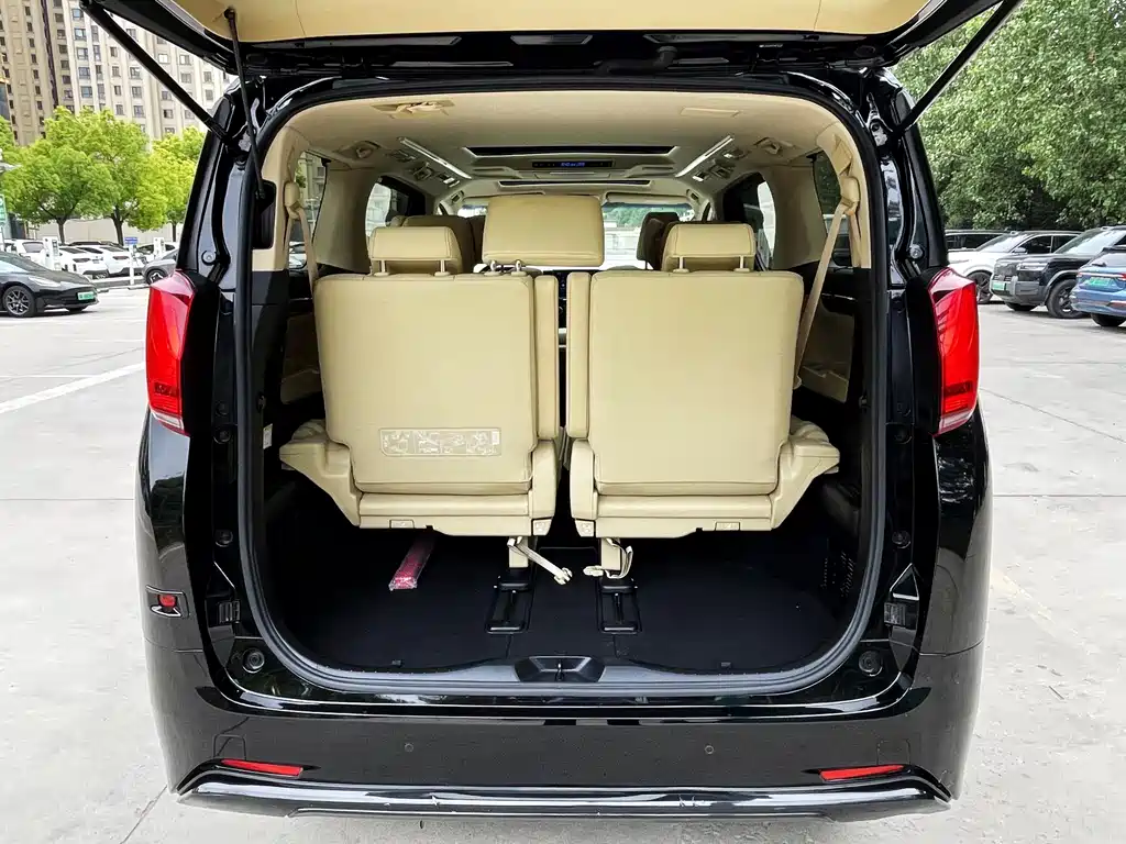 Toyota Alphard 2023 — фото 11