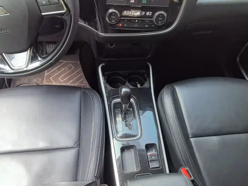 Mitsubishi Outlander 2019 — фото 14