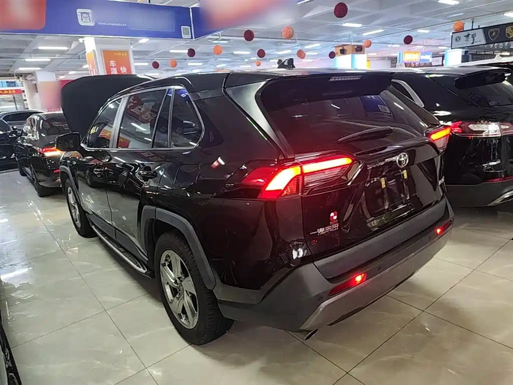 Toyota RAV4 2021 — фото 5