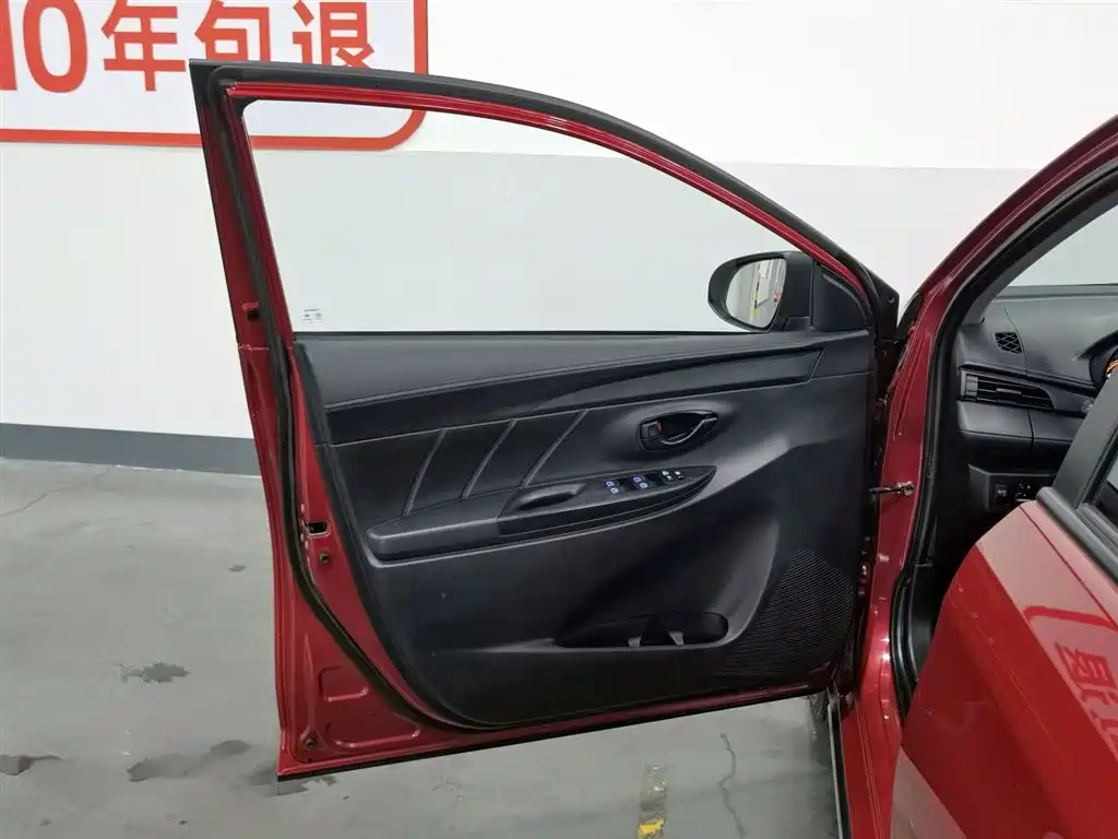 Toyota Yaris L 2022 — фото 8