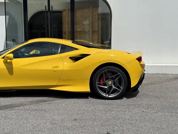 Ferrari F8 2023