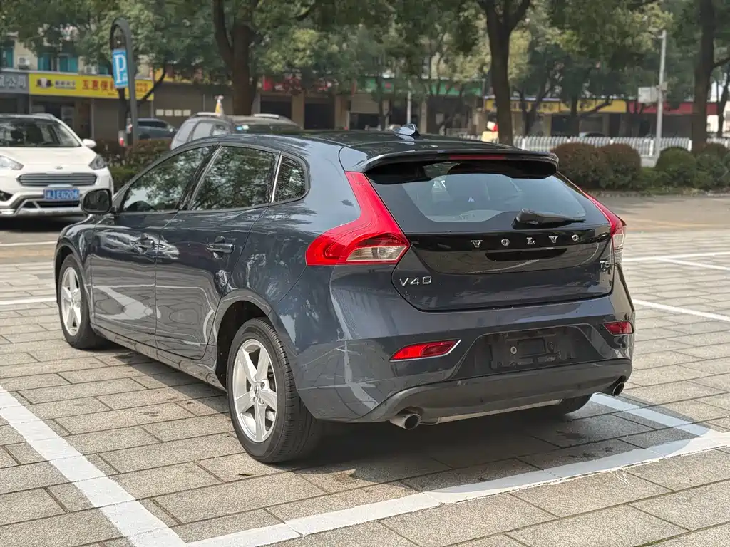 Volvo V40 2017 — фото 8