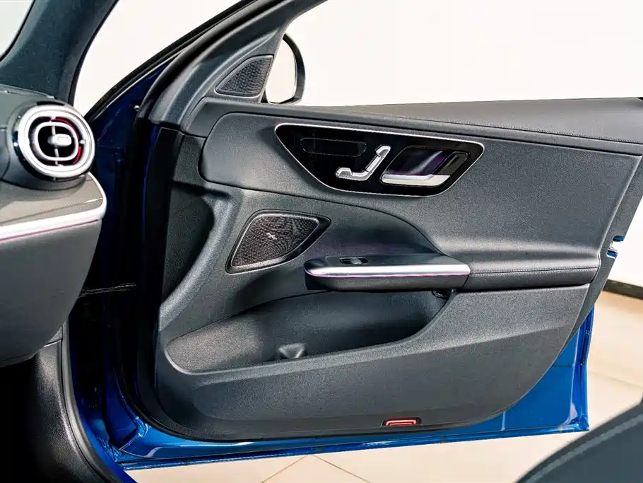 Mercedes-Benz C-Class 2023 — фото 12