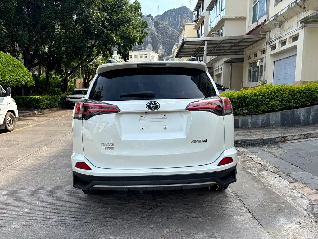 Toyota RAV4 2018 — фото 4