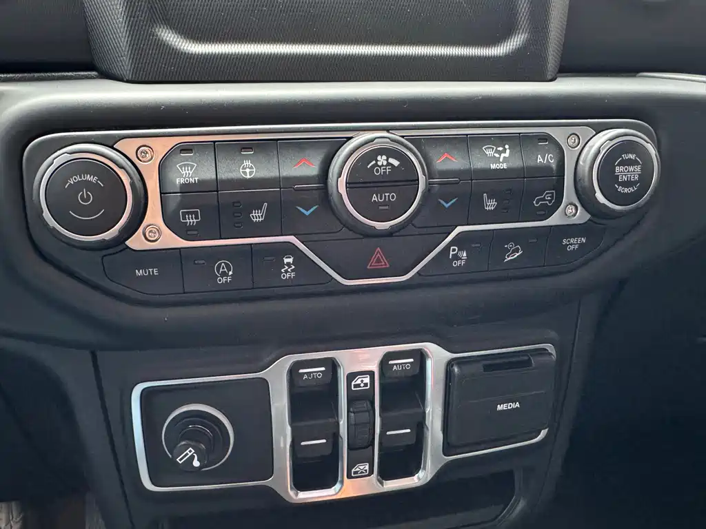 Jeep Wrangler 2019 — фото 16