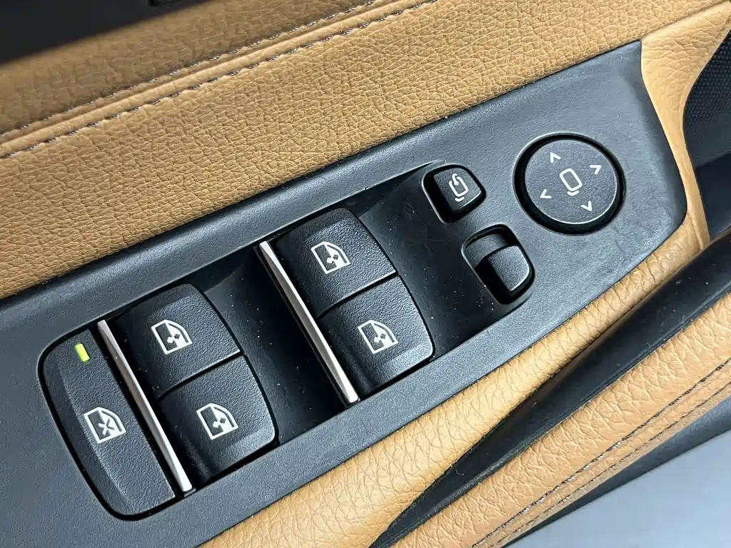 BMW 5 Series 2017 — фото 11