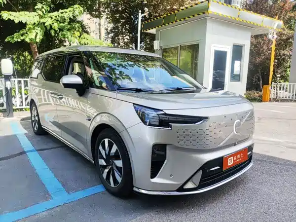 Volvo EM90 2024
