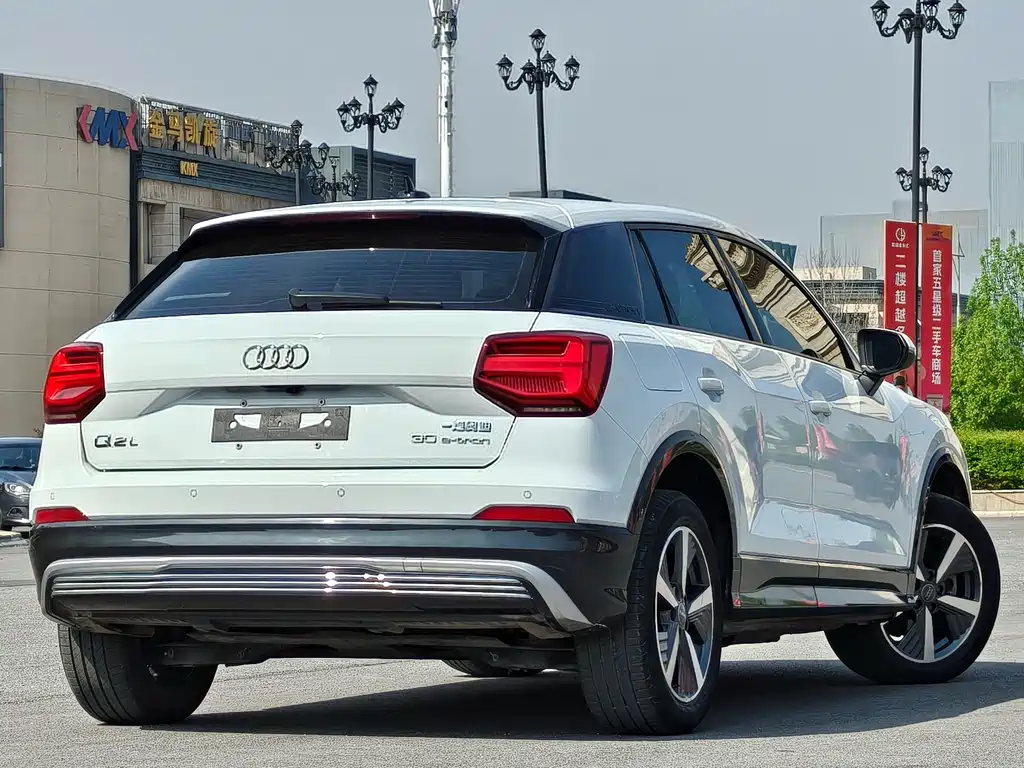 Audi Q2L E-Tron 2020