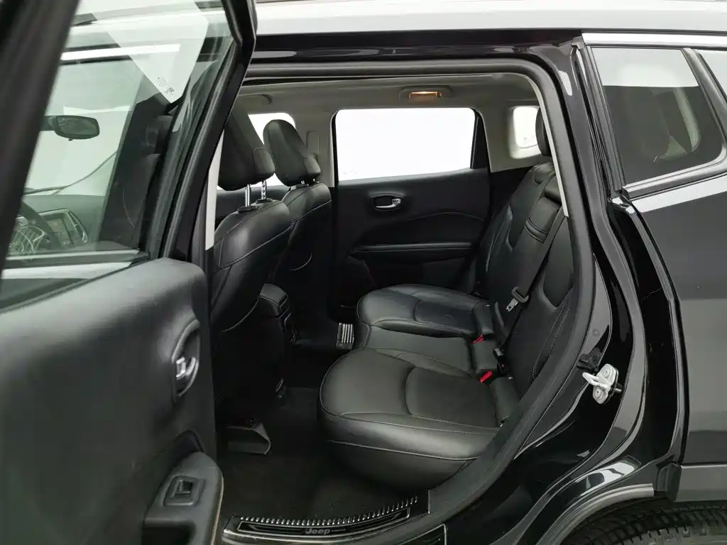 Jeep Compass 2018 — фото 15