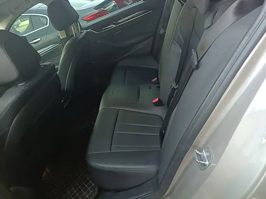 BMW 5 Series 2018 — фото 17