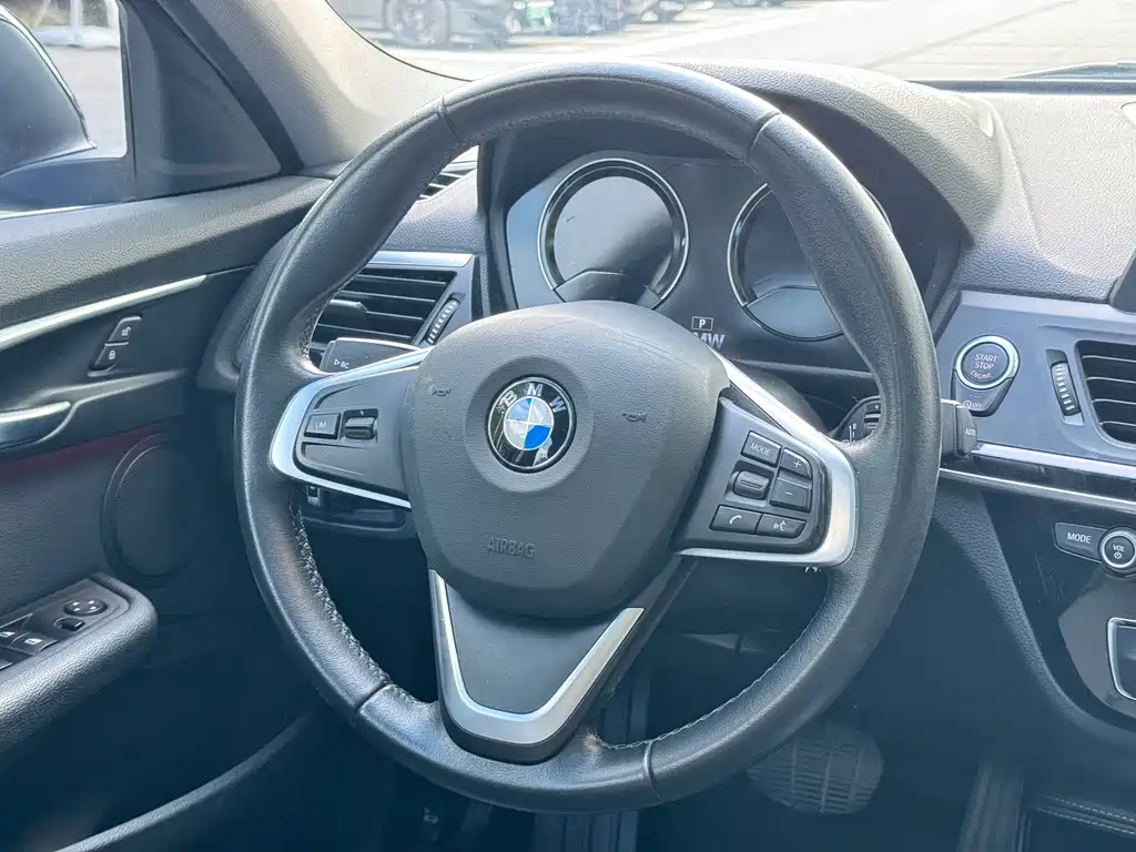 BMW 1 Series 2018 — фото 11