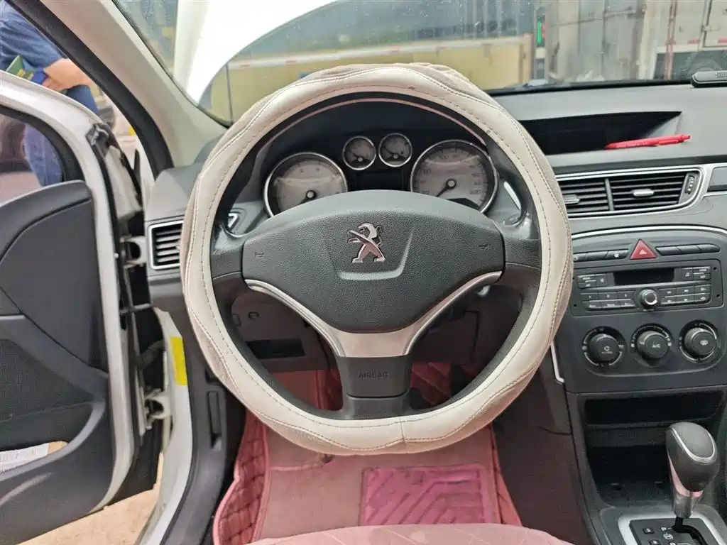 Peugeot 308 2015 — фото 11