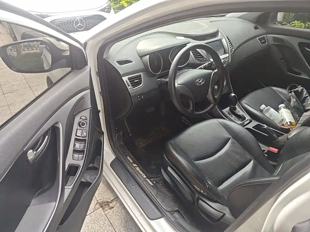 Hyundai Elantra 2015 — фото 23
