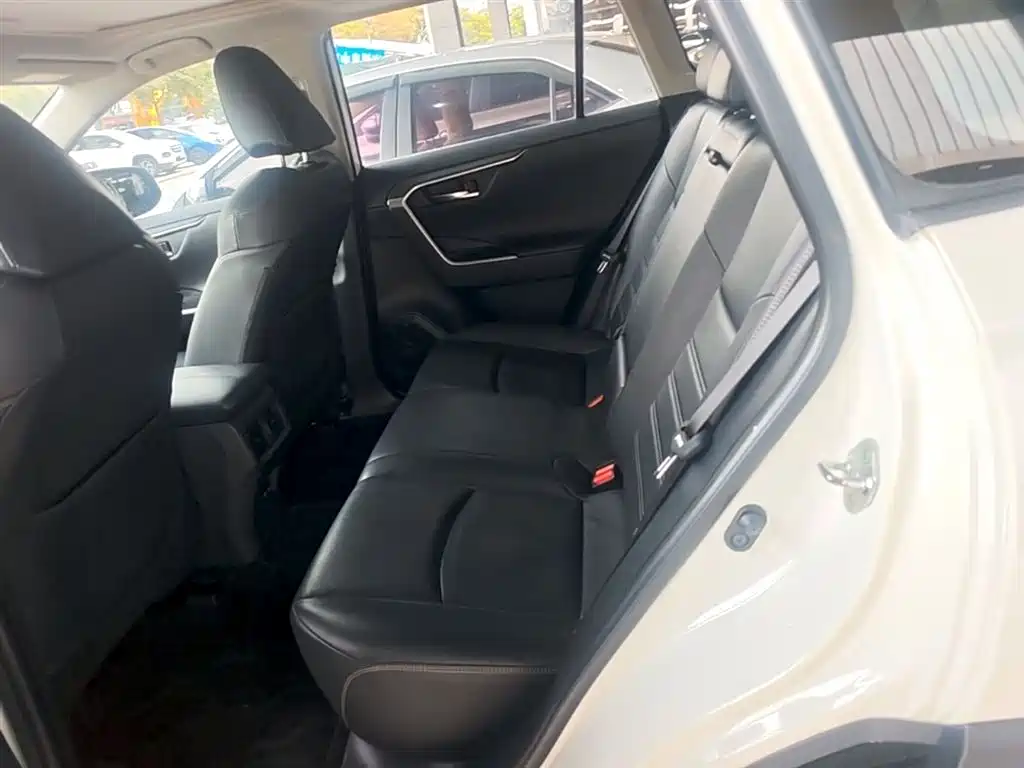 Toyota RAV4 2020 — фото 17
