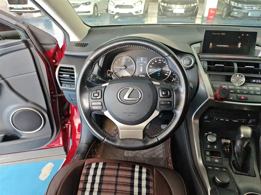 Lexus NX 2017 — фото 11