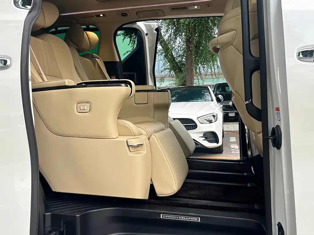 Toyota Vellfire 2023 — фото 13