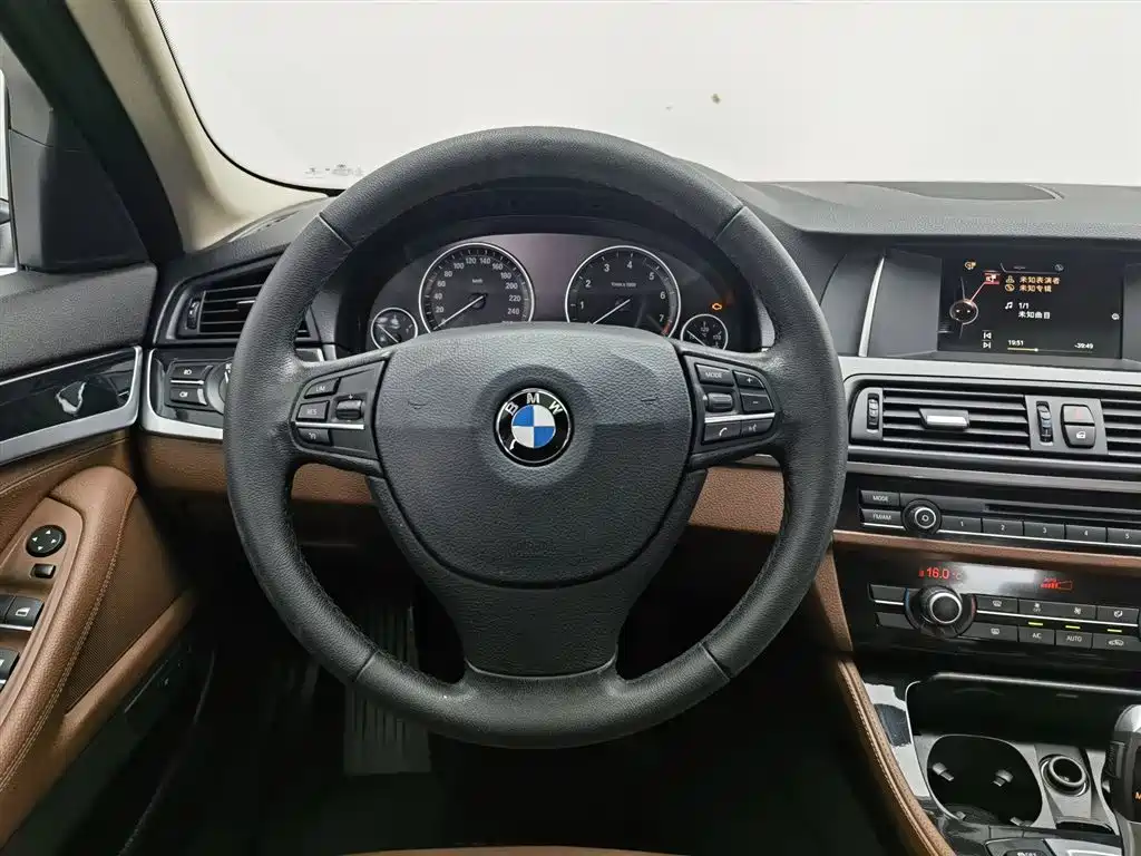 BMW 5 Series 2017 — фото 11