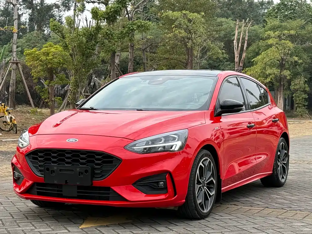 Ford Focus 2021 — фото 1