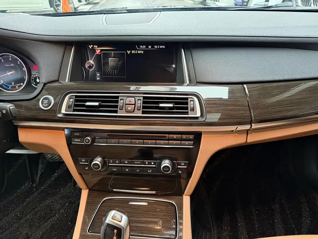BMW 7 Series 2015 — фото 12