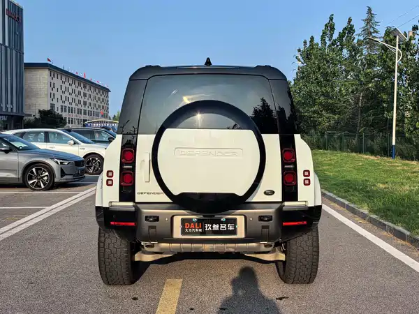 Land Rover Defender 2024