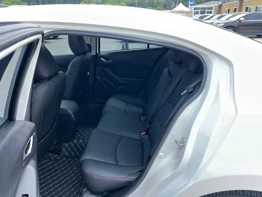 Mazda 3 Axela 2016 — фото 13