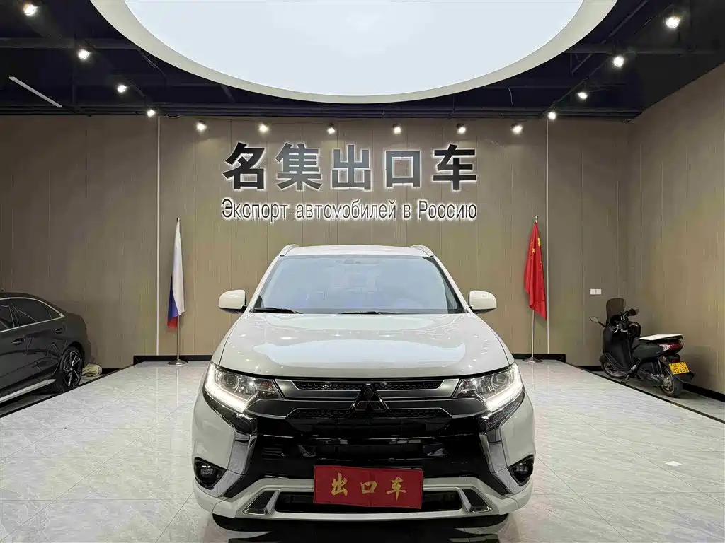 Mitsubishi Outlander 2022 — фото 2