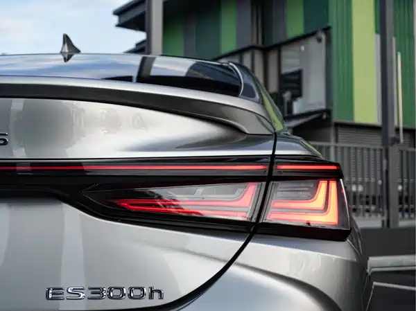 Lexus ES 2025