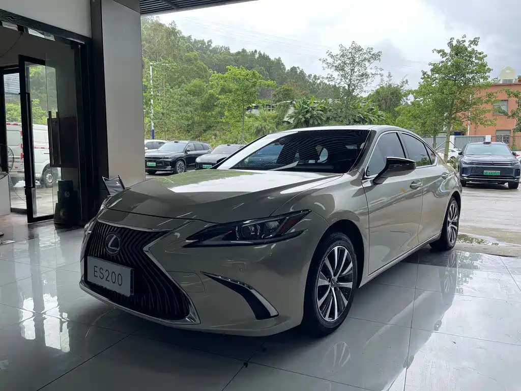 Lexus ES 2019 — фото 1