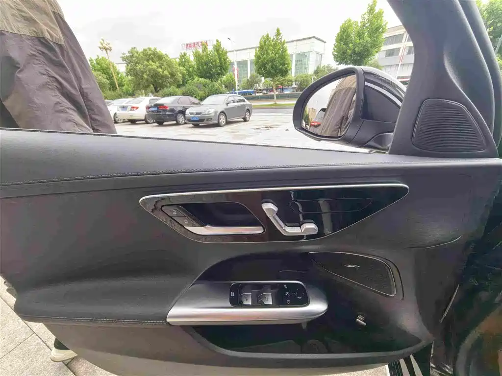 Mercedes-Benz C-Class 2025 — фото 11