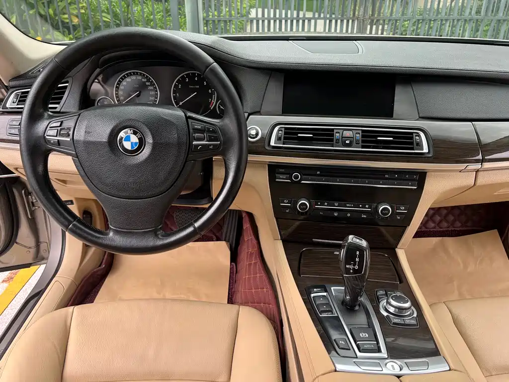 BMW 7 Series 2011 — фото 12