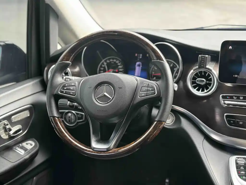 Mercedes-Benz V-Class 2021 — фото 11