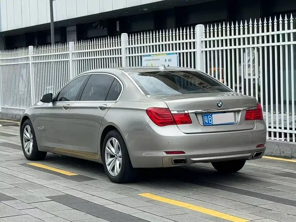 BMW 7 Series 2011 — фото 7