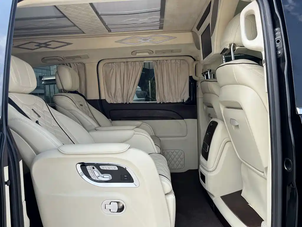 Mercedes-Benz V-Class 2019 — фото 15