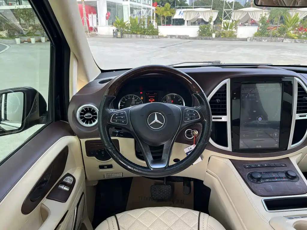 Mercedes-Benz V-Class 2019 — фото 11