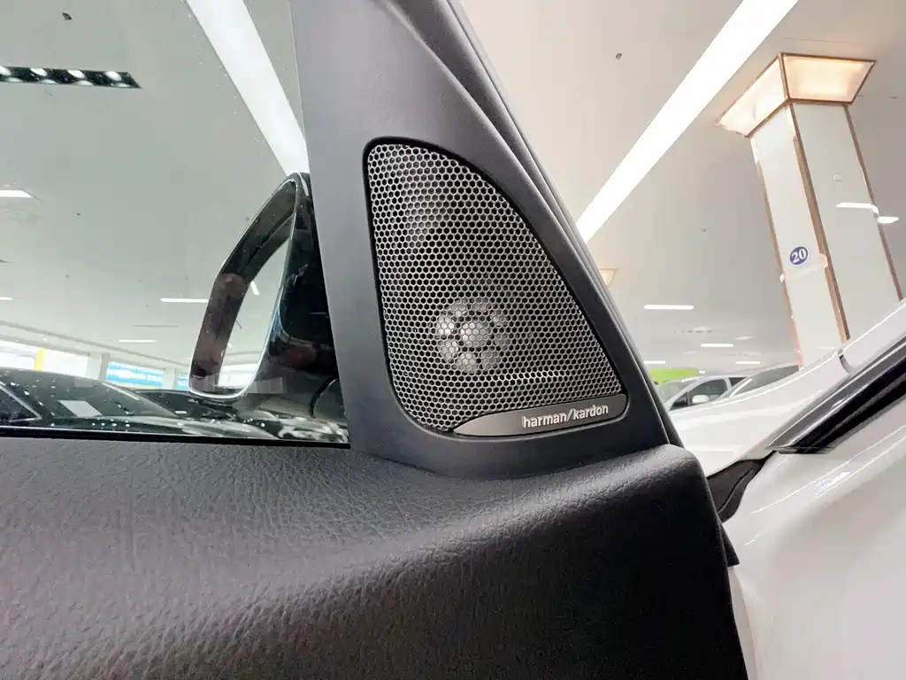 BMW 3 Series 2018 — фото 17