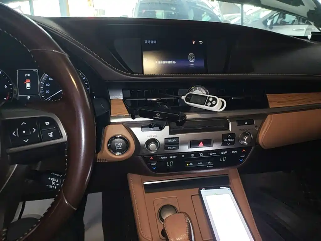Lexus ES 2018 — фото 13