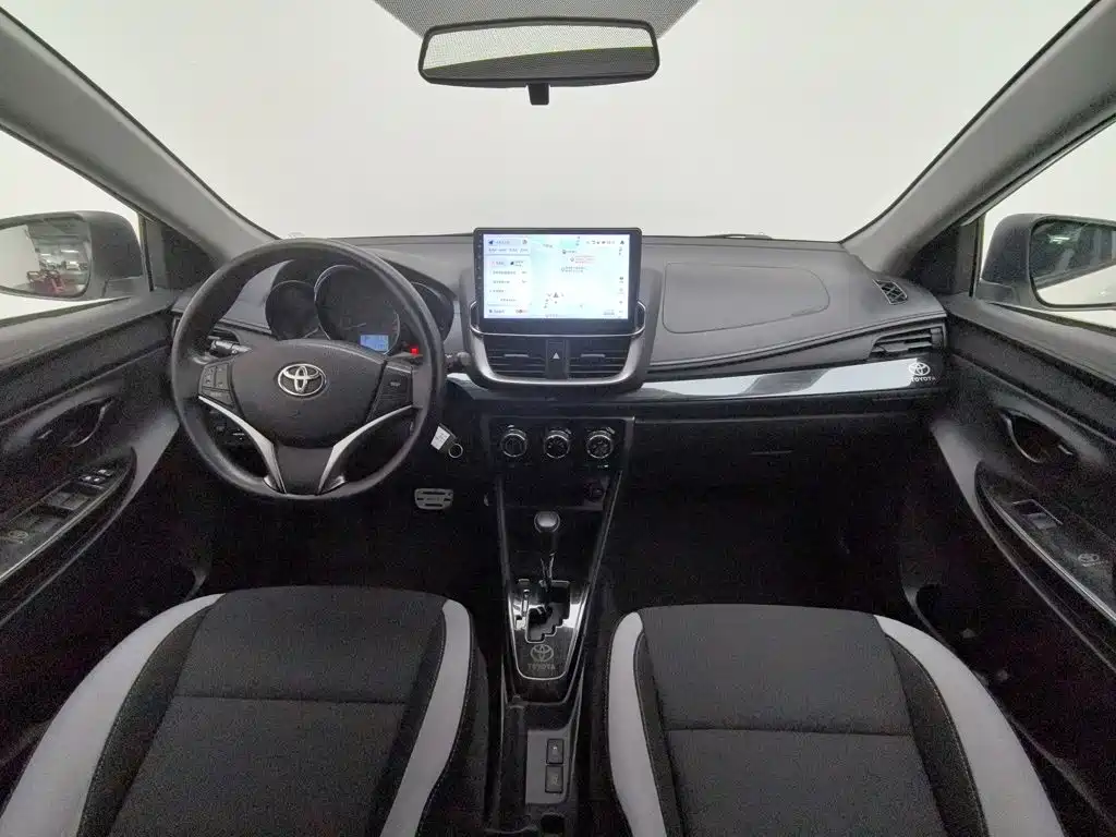 Toyota Yaris L 2021