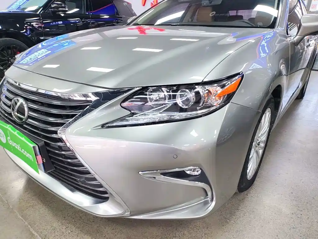 Lexus ES 2018 — фото 24