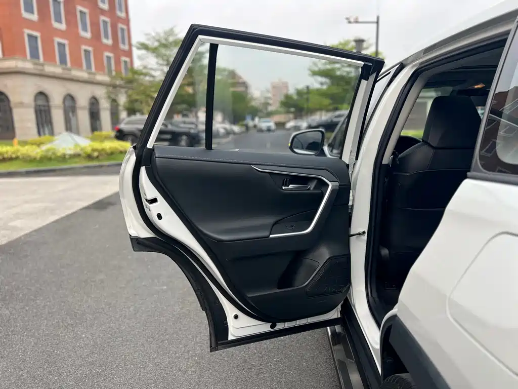 Toyota RAV4 2022 — фото 14