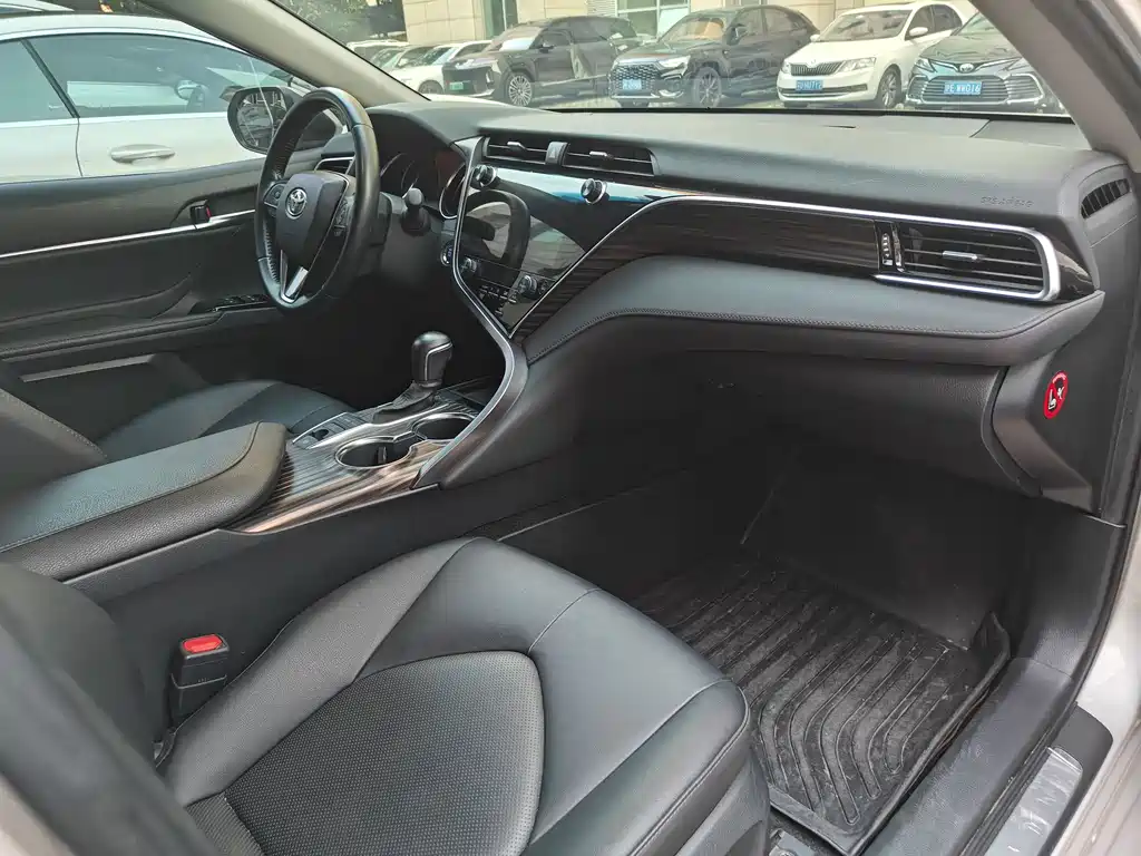 Toyota Camry 2019 — фото 12