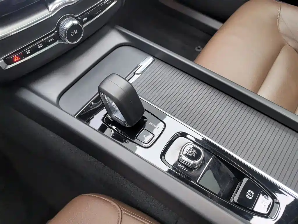 Volvo XC60 2023 — фото 13