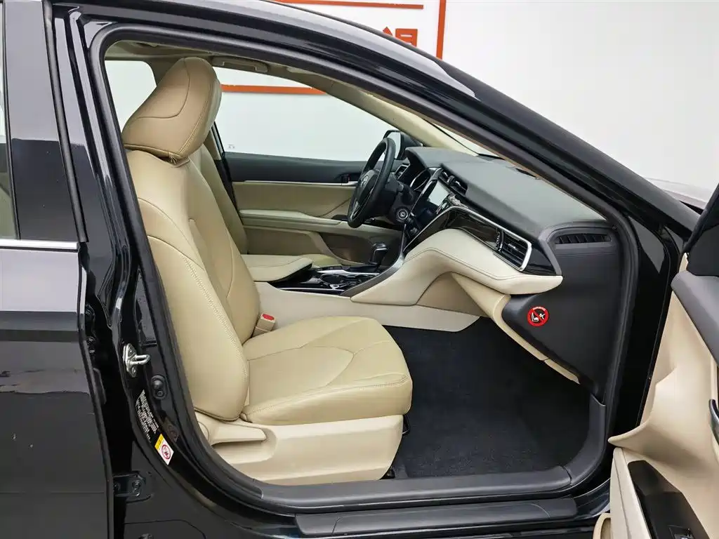 Toyota Camry 2018 — фото 23